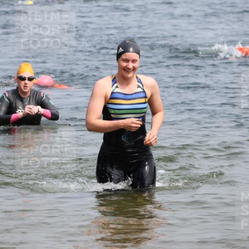 15.06.2025 - 27. Vierlanden-Triathlon Lena Gebhardt http://msf.ph/oto/8034041 15.06.2025 11:18:56 Schwimmen 885, 916, 942 meine-sportfotos.de