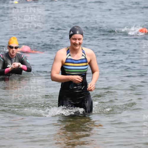 15.06.2025 - 27. Vierlanden-Triathlon Lena Gebhardt http://msf.ph/oto/8034043 15.06.2025 11:18:56 Schwimmen 885, 916, 942 meine-sportfotos.de