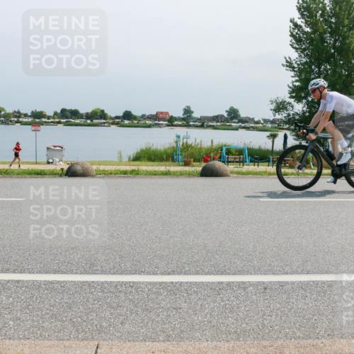 15.06.2025 - 27. Vierlanden-Triathlon H.Heesch http://msf.ph/oto/8034044 15.06.2025 11:41:06 Radfahren 649, 715, 867, 883 meine-sportfotos.de