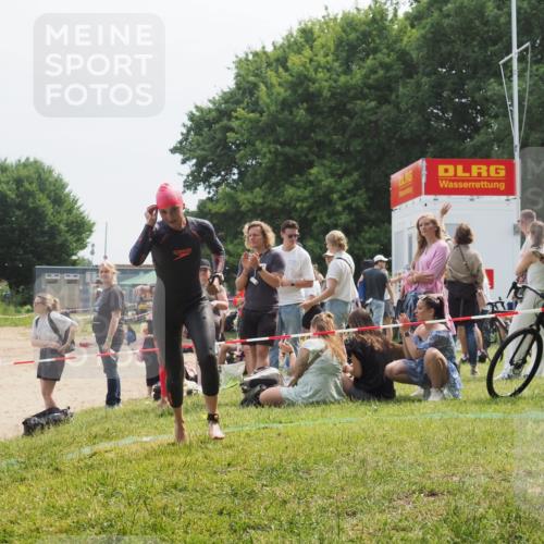15.06.2025 - 27. Vierlanden-Triathlon KatJ http://msf.ph/oto/8034045 15.06.2025 11:17:17 Schwimmen 944, 945, 979 meine-sportfotos.de