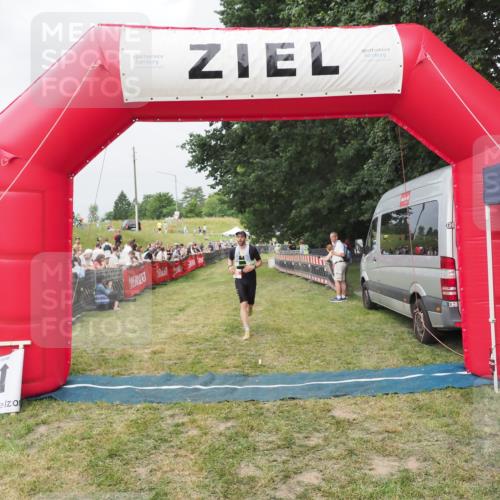 21.06.2025 - 27. Vierlanden-Triathlon MichiJ http://msf.ph/oto/8034046 15.06.2026 12:57:10 Ziel 59, 86 meine-sportfotos.de
