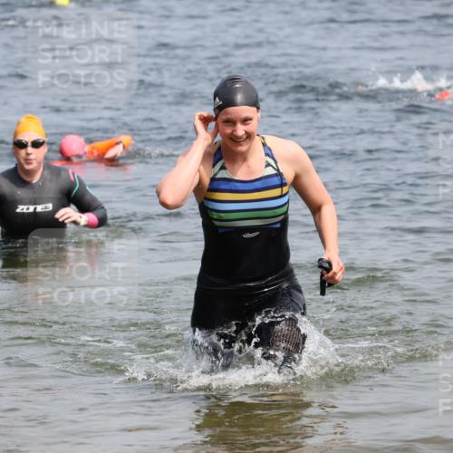 15.06.2025 - 27. Vierlanden-Triathlon Lena Gebhardt http://msf.ph/oto/8034048 15.06.2025 11:18:57 Schwimmen 876, 885, 916, 942 meine-sportfotos.de