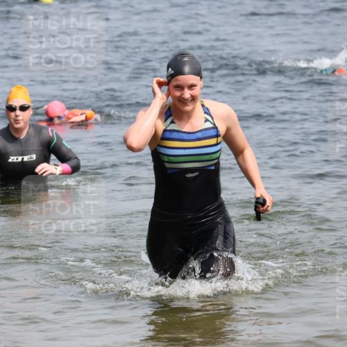 15.06.2025 - 27. Vierlanden-Triathlon Lena Gebhardt http://msf.ph/oto/8034050 15.06.2025 11:18:57 Schwimmen 876, 885, 916, 942 meine-sportfotos.de