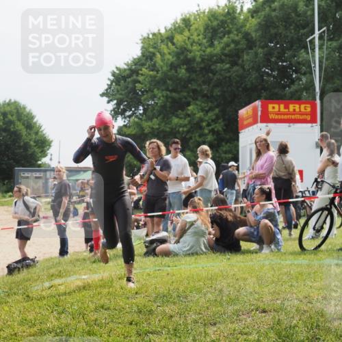 15.06.2025 - 27. Vierlanden-Triathlon KatJ http://msf.ph/oto/8034052 15.06.2025 11:17:17 Schwimmen 944, 945, 979 meine-sportfotos.de