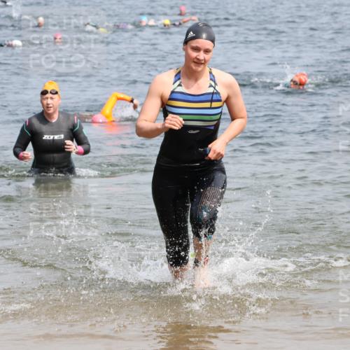 15.06.2025 - 27. Vierlanden-Triathlon Lena Gebhardt http://msf.ph/oto/8034054 15.06.2025 11:18:59 Schwimmen 876, 916, 942 meine-sportfotos.de
