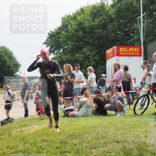 15.06.2025 - 27. Vierlanden-Triathlon KatJ http://msf.ph/oto/8034057 15.06.2025 11:17:17 Schwimmen 944, 945, 979 meine-sportfotos.de