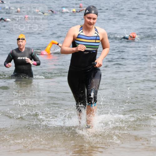 15.06.2025 - 27. Vierlanden-Triathlon Lena Gebhardt http://msf.ph/oto/8034058 15.06.2025 11:18:59 Schwimmen 876, 916, 942 meine-sportfotos.de