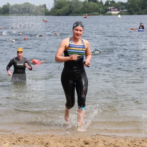 15.06.2025 - 27. Vierlanden-Triathlon Lena Gebhardt http://msf.ph/oto/8034061 15.06.2025 11:19:00 Schwimmen 876, 916, 942 meine-sportfotos.de