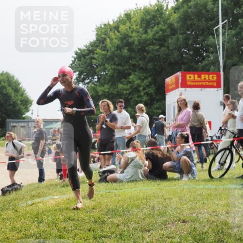 15.06.2025 - 27. Vierlanden-Triathlon KatJ http://msf.ph/oto/8034063 15.06.2025 11:17:17 Schwimmen 944, 945, 979 meine-sportfotos.de