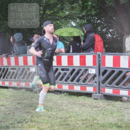 21.06.2025 - 27. Vierlanden-Triathlon KatJ http://msf.ph/oto/8034064 15.06.2025 13:47:20 Ziel 1124, 1147 meine-sportfotos.de