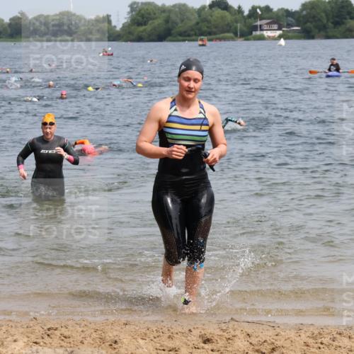 15.06.2025 - 27. Vierlanden-Triathlon Lena Gebhardt http://msf.ph/oto/8034066 15.06.2025 11:19:00 Schwimmen 876, 916, 942 meine-sportfotos.de