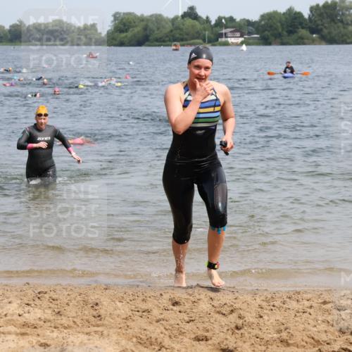 15.06.2025 - 27. Vierlanden-Triathlon Lena Gebhardt http://msf.ph/oto/8034069 15.06.2025 11:19:00 Schwimmen 876, 916, 942 meine-sportfotos.de