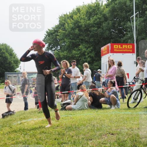 15.06.2025 - 27. Vierlanden-Triathlon KatJ http://msf.ph/oto/8034070 15.06.2025 11:17:17 Schwimmen 944, 945, 979 meine-sportfotos.de