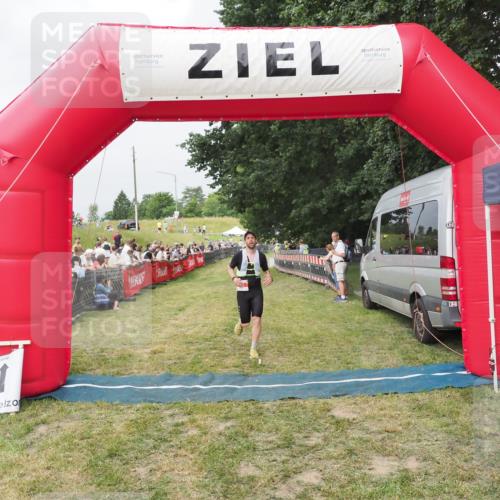 21.06.2025 - 27. Vierlanden-Triathlon MichiJ http://msf.ph/oto/8034072 15.06.2026 12:57:11 Ziel 86 meine-sportfotos.de