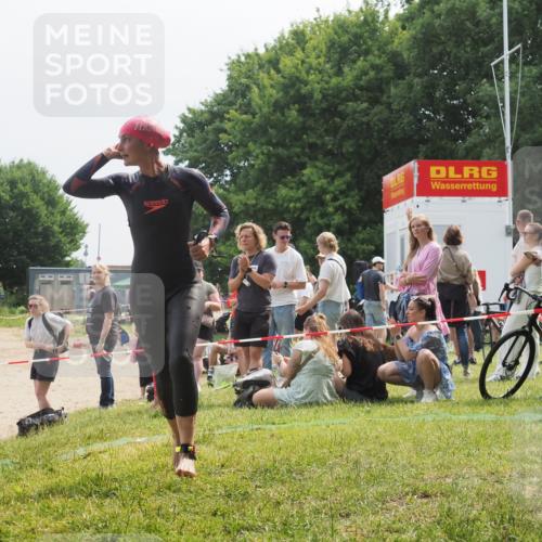 15.06.2025 - 27. Vierlanden-Triathlon KatJ http://msf.ph/oto/8034076 15.06.2025 11:17:17 Schwimmen 944, 945, 979 meine-sportfotos.de