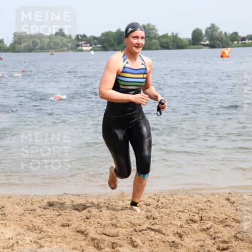 15.06.2025 - 27. Vierlanden-Triathlon Lena Gebhardt http://msf.ph/oto/8034077 15.06.2025 11:19:01 Schwimmen 876, 942 meine-sportfotos.de