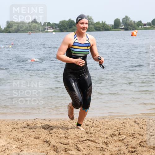 15.06.2025 - 27. Vierlanden-Triathlon Lena Gebhardt http://msf.ph/oto/8034081 15.06.2025 11:19:01 Schwimmen 876, 942 meine-sportfotos.de