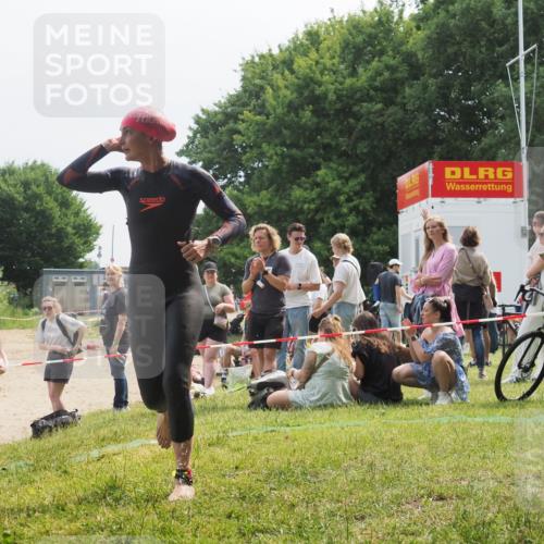 15.06.2025 - 27. Vierlanden-Triathlon KatJ http://msf.ph/oto/8034082 15.06.2025 11:17:18 Schwimmen 911, 944, 945, 979 meine-sportfotos.de