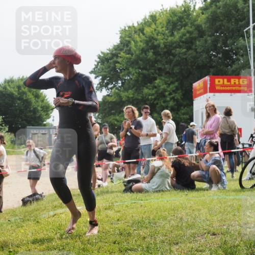 15.06.2025 - 27. Vierlanden-Triathlon KatJ http://msf.ph/oto/8034088 15.06.2025 11:17:18 Schwimmen 911, 944, 945, 979 meine-sportfotos.de