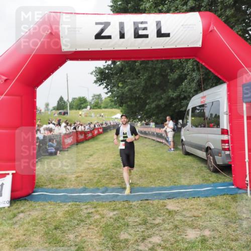 21.06.2025 - 27. Vierlanden-Triathlon MichiJ http://msf.ph/oto/8034091 15.06.2026 12:57:11 Ziel 86 meine-sportfotos.de