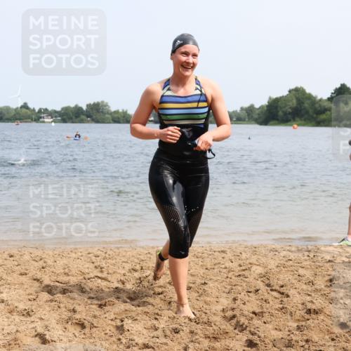 15.06.2025 - 27. Vierlanden-Triathlon Lena Gebhardt http://msf.ph/oto/8034093 15.06.2025 11:19:02 Schwimmen 876, 942 meine-sportfotos.de