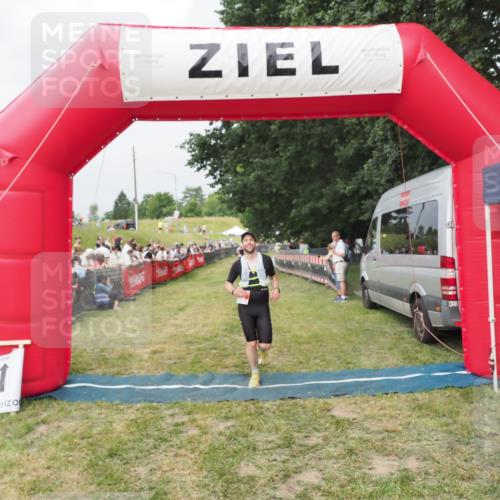 21.06.2025 - 27. Vierlanden-Triathlon MichiJ http://msf.ph/oto/8034095 15.06.2026 12:57:11 Ziel 86 meine-sportfotos.de