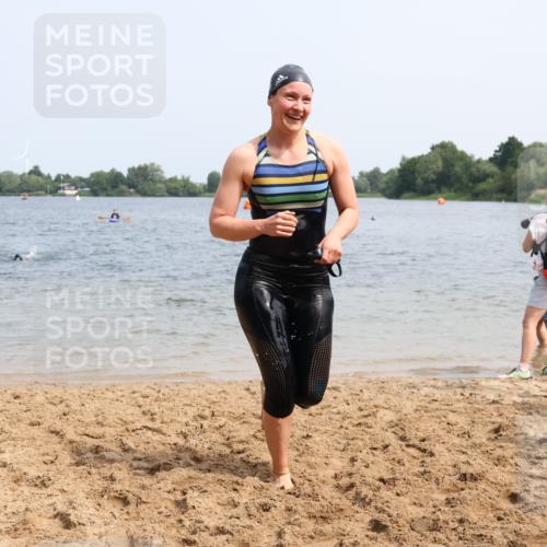 15.06.2025 - 27. Vierlanden-Triathlon Lena Gebhardt http://msf.ph/oto/8034098 15.06.2025 11:19:02 Schwimmen 876, 942 meine-sportfotos.de