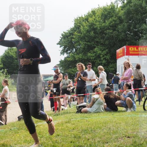 15.06.2025 - 27. Vierlanden-Triathlon KatJ http://msf.ph/oto/8034100 15.06.2025 11:17:18 Schwimmen 911, 944, 945, 979 meine-sportfotos.de