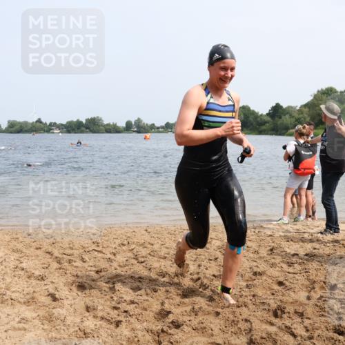 15.06.2025 - 27. Vierlanden-Triathlon Lena Gebhardt http://msf.ph/oto/8034103 15.06.2025 11:19:03 Schwimmen 876, 942 meine-sportfotos.de