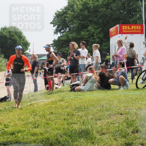 15.06.2025 - 27. Vierlanden-Triathlon KatJ http://msf.ph/oto/8034105 15.06.2025 11:17:25 Schwimmen 911, 944 meine-sportfotos.de