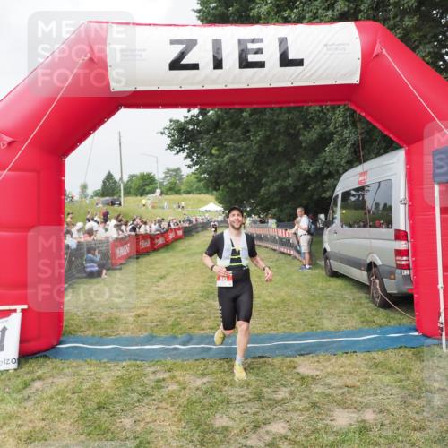 21.06.2025 - 27. Vierlanden-Triathlon MichiJ http://msf.ph/oto/8034108 15.06.2026 12:57:12 Ziel 86 meine-sportfotos.de
