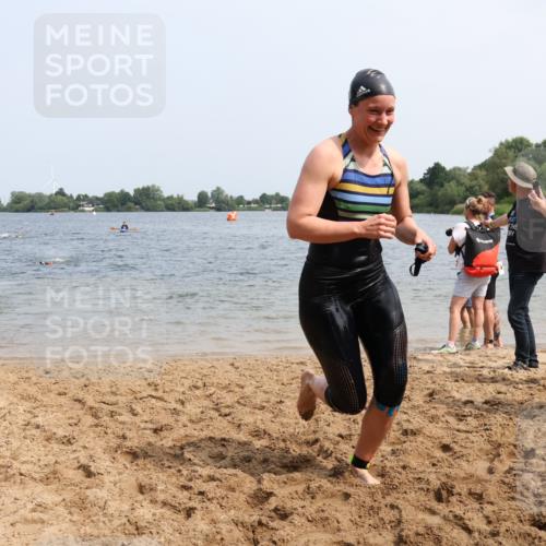 15.06.2025 - 27. Vierlanden-Triathlon Lena Gebhardt http://msf.ph/oto/8034109 15.06.2025 11:19:03 Schwimmen 876, 942 meine-sportfotos.de