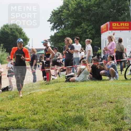 15.06.2025 - 27. Vierlanden-Triathlon KatJ http://msf.ph/oto/8034111 15.06.2025 11:17:25 Schwimmen 911, 944 meine-sportfotos.de