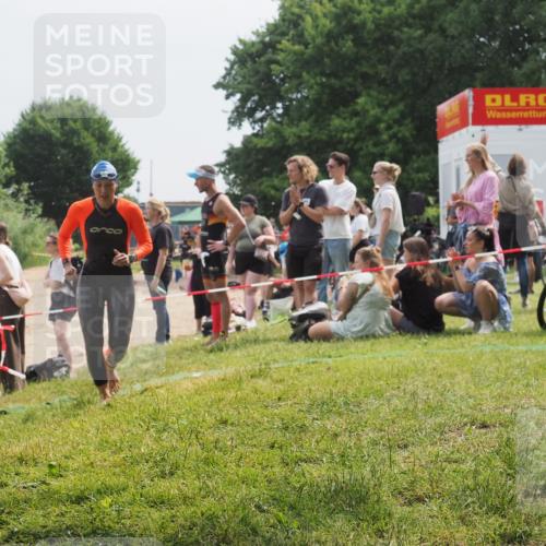 15.06.2025 - 27. Vierlanden-Triathlon KatJ http://msf.ph/oto/8034114 15.06.2025 11:17:25 Schwimmen 911, 944 meine-sportfotos.de