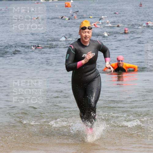 15.06.2025 - 27. Vierlanden-Triathlon Lena Gebhardt http://msf.ph/oto/8034116 15.06.2025 11:19:04 Schwimmen 876, 942 meine-sportfotos.de