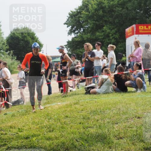 15.06.2025 - 27. Vierlanden-Triathlon KatJ http://msf.ph/oto/8034117 15.06.2025 11:17:25 Schwimmen 911, 944 meine-sportfotos.de