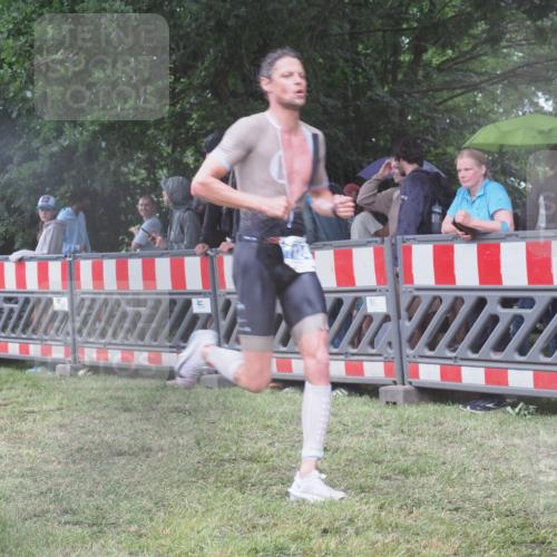 21.06.2025 - 27. Vierlanden-Triathlon KatJ http://msf.ph/oto/8034120 15.06.2025 13:47:30 Ziel 1118, 1124, 1145 meine-sportfotos.de