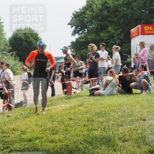 15.06.2025 - 27. Vierlanden-Triathlon KatJ http://msf.ph/oto/8034121 15.06.2025 11:17:25 Schwimmen 911, 944 meine-sportfotos.de