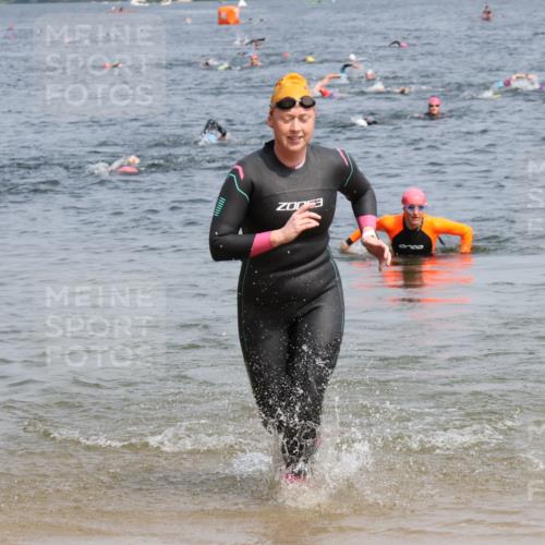 15.06.2025 - 27. Vierlanden-Triathlon Lena Gebhardt http://msf.ph/oto/8034122 15.06.2025 11:19:04 Schwimmen 876, 942 meine-sportfotos.de