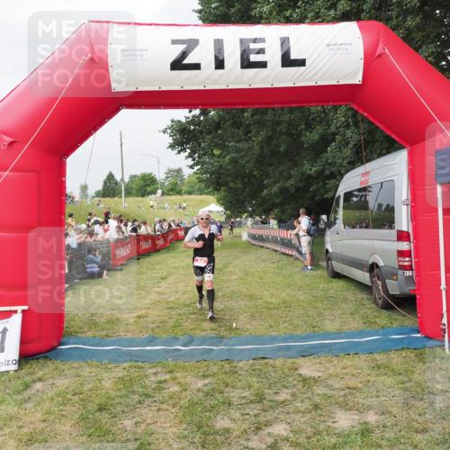 21.06.2025 - 27. Vierlanden-Triathlon MichiJ http://msf.ph/oto/8034124 15.06.2026 12:57:18 Ziel 64, 86 meine-sportfotos.de