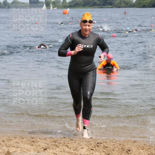 15.06.2025 - 27. Vierlanden-Triathlon Lena Gebhardt http://msf.ph/oto/8034125 15.06.2025 11:19:05 Schwimmen 876, 942 meine-sportfotos.de