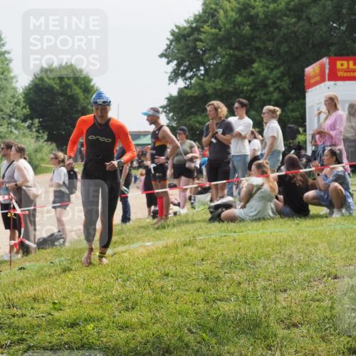 15.06.2025 - 27. Vierlanden-Triathlon KatJ http://msf.ph/oto/8034126 15.06.2025 11:17:26 Schwimmen 911, 944 meine-sportfotos.de
