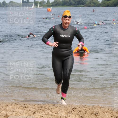 15.06.2025 - 27. Vierlanden-Triathlon Lena Gebhardt http://msf.ph/oto/8034129 15.06.2025 11:19:05 Schwimmen 876, 942 meine-sportfotos.de