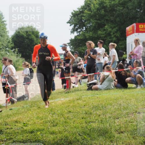 15.06.2025 - 27. Vierlanden-Triathlon KatJ http://msf.ph/oto/8034135 15.06.2025 11:17:26 Schwimmen 911, 944 meine-sportfotos.de