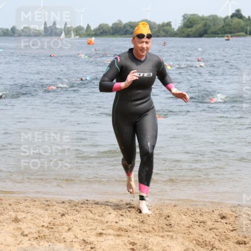 15.06.2025 - 27. Vierlanden-Triathlon Lena Gebhardt http://msf.ph/oto/8034137 15.06.2025 11:19:06 Schwimmen 876, 942 meine-sportfotos.de