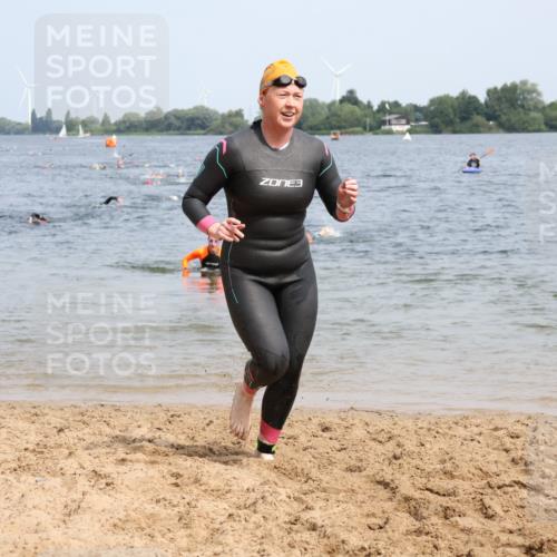 15.06.2025 - 27. Vierlanden-Triathlon Lena Gebhardt http://msf.ph/oto/8034142 15.06.2025 11:19:06 Schwimmen 876, 942 meine-sportfotos.de