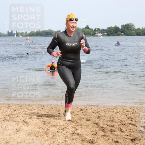 15.06.2025 - 27. Vierlanden-Triathlon Lena Gebhardt http://msf.ph/oto/8034147 15.06.2025 11:19:06 Schwimmen 876, 942 meine-sportfotos.de