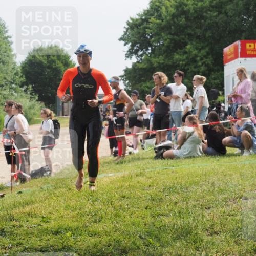 15.06.2025 - 27. Vierlanden-Triathlon KatJ http://msf.ph/oto/8034148 15.06.2025 11:17:26 Schwimmen 911, 944 meine-sportfotos.de