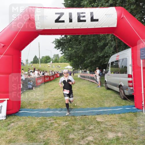 21.06.2025 - 27. Vierlanden-Triathlon MichiJ http://msf.ph/oto/8034150 15.06.2026 12:57:19 Ziel 64 meine-sportfotos.de