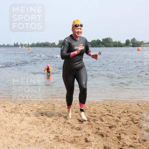 15.06.2025 - 27. Vierlanden-Triathlon Lena Gebhardt http://msf.ph/oto/8034153 15.06.2025 11:19:07 Schwimmen 876, 942 meine-sportfotos.de